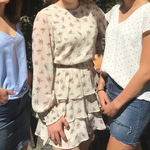 Alva dress - Slutsåld Alva dress från Gina tricot, i bra skick. Superfin klänning till sommaren med resår i midjan.🤍 Frakt ingår i priset!