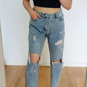 Snygga slitna jeans - Jeansen är har använts 1-2 gånger. Jag är 155 cm så dessa är perfect for the short queens som har svårt att hitta jeans med bra längd. 