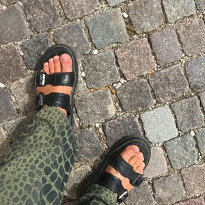 Dr martens platå sandaler  - Platåsandaler i stl 38! Använda en sommar. Nypris 1200
