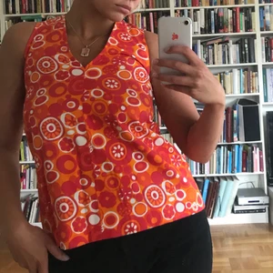 Ljuvlig topp! - Galet snygg retro topp antagligen från 60 eller 70-talet😍 Hade behållt själv om den inte var för liten för mig i armhålorna och vid bysten (jag är en 38 med e i kupa som referens)💓 Passar nog bäst på en XXS-liten S med mindre byst❤️ Är hemsydd och inte perfekt vilket syns på sista bilden (där syns även färgerna bättre)🥰🥰