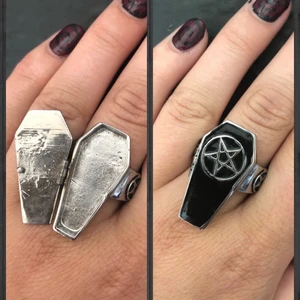 Ring med ”lock” - En sjukt cool ring med ett ”fack”,ringen har en kista som man kan öppna! Den är ca 2 cm lång, och passar lite större fingrar, ej justerbar. Köparen står för frakten <3
