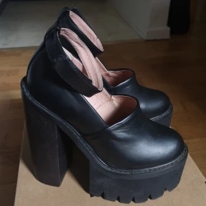 Jeffrey Campbell skor strl 38,5 - Jeffrey Campbell Scully platform shoes. Platån är 5,5 cm hög klacken är 15,5 cm. 