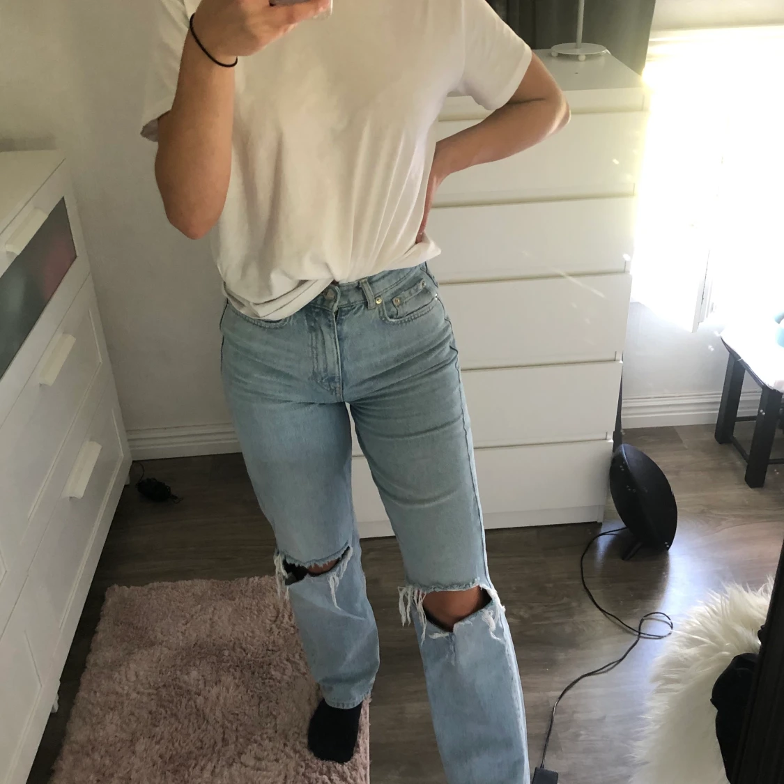 Helt nya och oanvända jeans med hål 