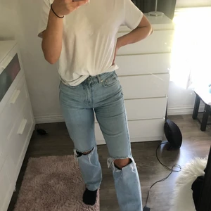Helt nya och oanvända jeans med hål  - Säljer pga inte min stil, nypris 600kr. 