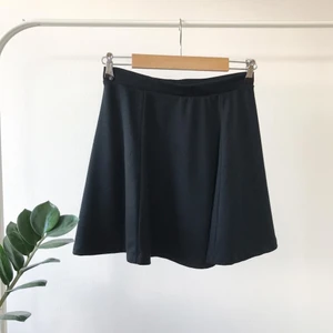 Svart kjol - Simpel kjol i skönt material, polyester, viskos & elastan💗