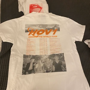Hov1 Merch - Säljer min hov1 merch ifrån atw tour! Storlek M och bilden är på baksidan utav T shirten, inget tryck på framsidan. Jättefint skick knappt använd.