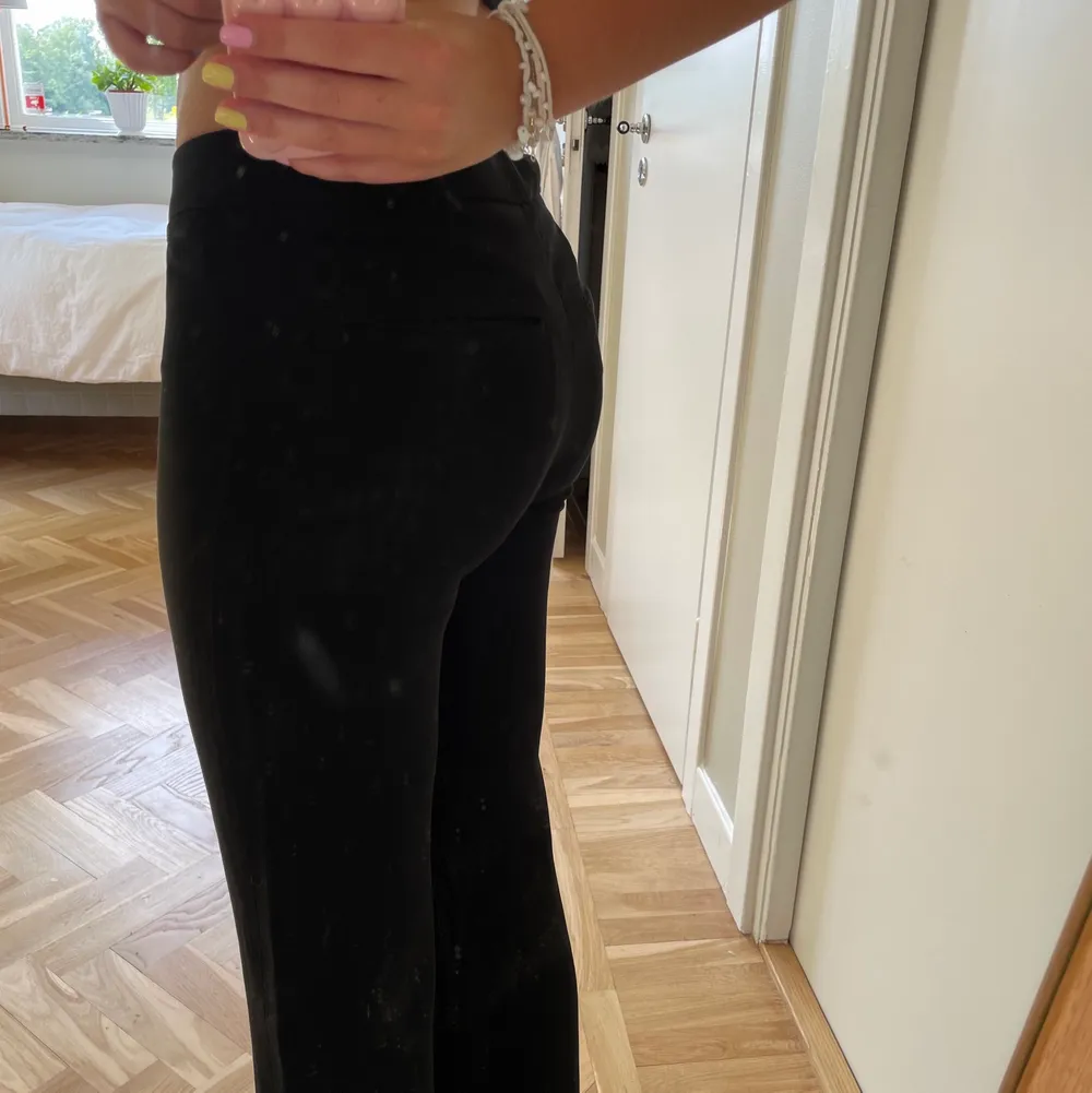 Säljer dessa kostymbyxorna från french connection. Nyskick (spegeln som är smutsig inte byxorna!!!!!). Jeans & Byxor.