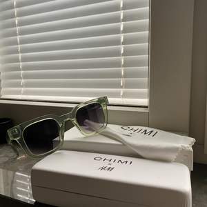 Ett par solglasögon från Chimi x H&M i ljusgrönt. Modellen är likadan som chimis 004. Använt ett fåtal gånger så i jättebra skick. Vid köp ingår även en liten påse att förvara solglasögonen i. 