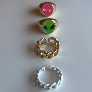 ringar - Alla ska vara rostfria, 99kr styck eller 190 för två, frakten är gratis😛 Alien ringarna är i storlek S/M🍋🍋🍒