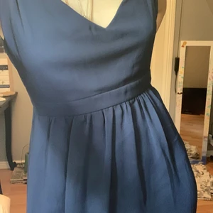 Lång marinblå klänning - En vacker lång marinblå klänning, nyskick med prislappen kvar, (håller bakom klänning när jag har på mig den för att den för stor) 