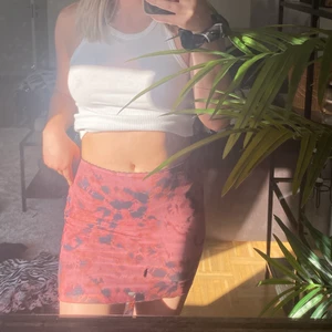 Y2K inspirerand kjol - Aldrig använd. Köper står för frakt. Har ingen aning vad för märke eller storlek den har men jag som är en s/m så sitter den väldigt bra. Skulle säga att en xs får plats i den då den är väldigt stretchig. 💕