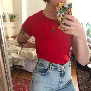 T-Shirt H&M strl S - En röd t-shirt med en ros på, storlek S. Skönt material och fin färg!❣️ Kan mötas i Kalmar eller skicka, köparen betalar frakt ✨