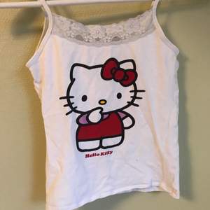 Riktigt swag Hello Kitty linne med spets🤟🏻 strl XS, men passar XXS och S skulle jag tro! Kan möta upp i Uppsala för 30kr eller 50kr INKLUSIVE frakt :)))