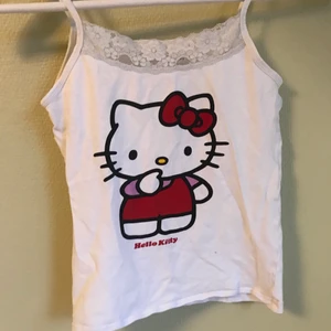 Hello Kitty Linne  - Riktigt swag Hello Kitty linne med spets🤟🏻 strl XS, men passar XXS och S skulle jag tro! Kan möta upp i Uppsala för 30kr eller 50kr INKLUSIVE frakt :)))