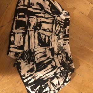 Shorts - Jag säljer dessa vit/svarta shorts för endast 30kr, köparen står för frakten. Shortsen är i storlek S och har använts några gånger för längesen. Säljer pågrund av att dem inte passar mig längre. Ganska bra i sick