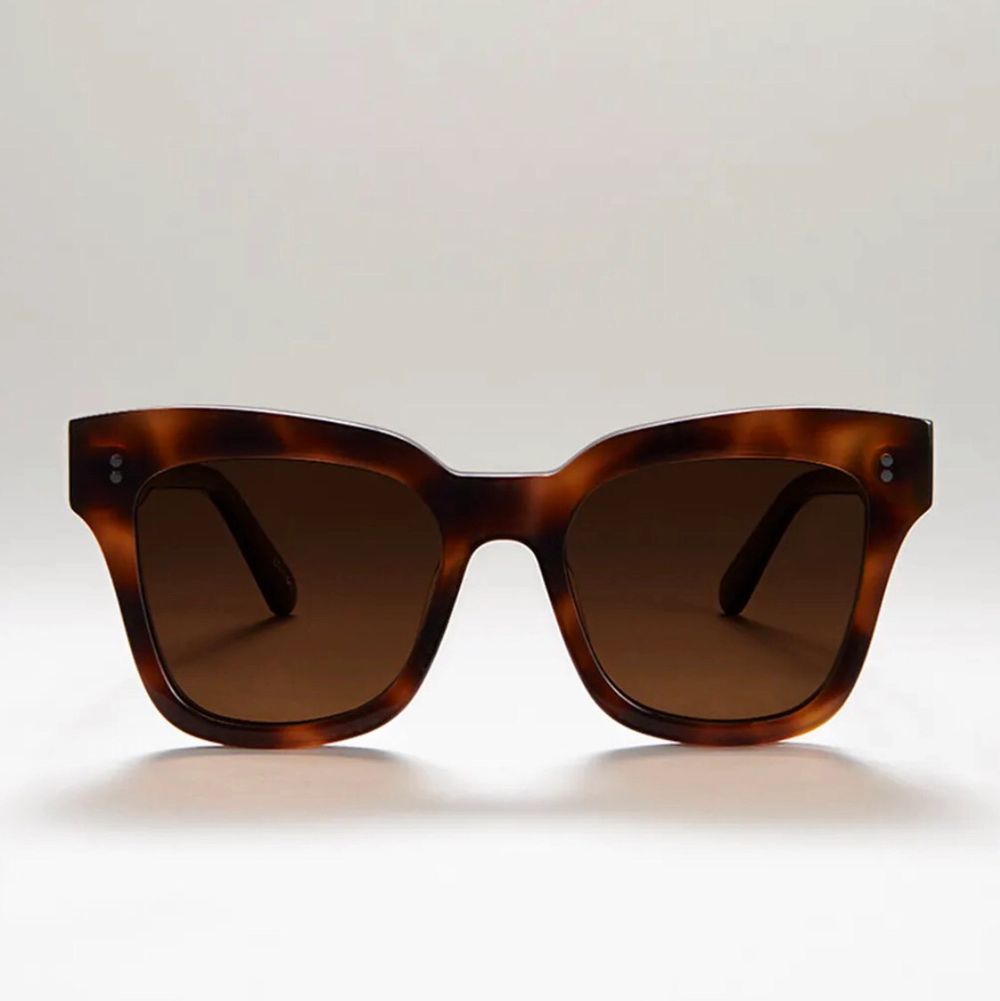 Helt nya Chimi Eyewear glasögon i färgen 07 Tortoise, endast testade! Vid intresse eller frågor är det bara att skicka iväg ett meddelande till mig! Betalning sker via Swish och kom ihåg att du som köpare står för den tillkommande fraktkostnaden🤎⚡️. Accessoarer.