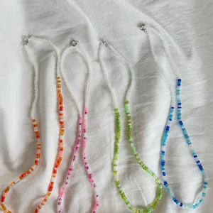 Halsband och armband  - Säljer handgjorda smycken❤️ superfina nu till sommaren ❤️ dem har ett spänne och är i elastisk tråd 💓 välj färger helt själv och design om ni vill! Armband:35kr halsband:55kr