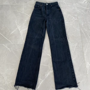 90s full length - Säljer dessa populära jeans från zara då de tyvärr är för små för mig. Går i marken på mig som är 173cm, rawcut där nere så går att anpassa gör olika längder✨ frakten är inräknad i priset💞