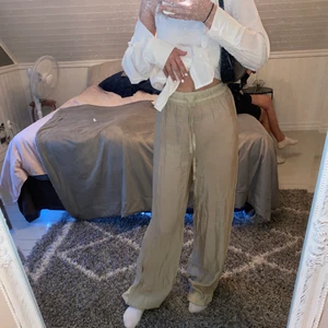 Beiga byxor - Super fina linne liknande byxor från missguided🤍 Säljer pågrund utav lite för långa för mig som är 158. Storlek 32, helt oanvända med lappen kvar. Köpta för 340kr säljer för 200kr+frakt💗 Rekomenderar att använda beiga underkläder då dem är lite genomskinliga 😊Skriv vid intresse och fler frågor☺️