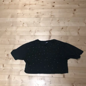 söt topp från H&M - säljer en fin topp från H&M.Jötte fin och i bra skick!