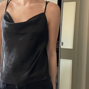 Linne - Siden linne från nakd. Aaaas fint i ryggen. 