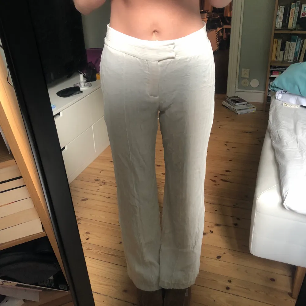 Ett par vita kostymbyxor med ett diskret men superfint mönster. Dom är ifrån Zara och är i storlek xs (dom säljs ej längre). Jag är 175 cm lång och brukar ha storlek xs-s i byxor. . Jeans & Byxor.