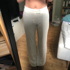 Vita kostymbyxor  - Ett par vita kostymbyxor med ett diskret men superfint mönster. Dom är ifrån Zara och är i storlek xs (dom säljs ej längre). Jag är 175 cm lång och brukar ha storlek xs-s i byxor. 