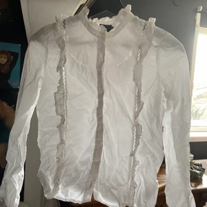 Blus från topshop - Söt blus från topshop,köpt begagnat från sellpy men bara provat den på. Den är liten i storleken (36) och passar nog bäst någon som har 34. Den är inte strechig. Katt i hemmet. 