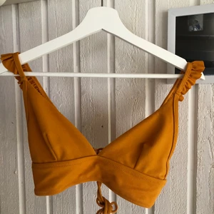 Bikini - Så fin bikini som är alldeles för lite använd då det inte längre riktigt passar det jag känner mig bekväm i. Jättefin färg som ser magisk ut på en solbränna.