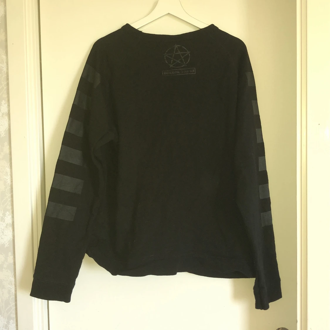 Helsvart herrtröja med svart tryck. 100% bomull. L - 90