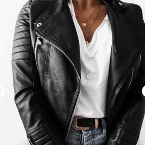 Skinnjacka - Säljer denna oanvända skinnjackan i storlek 38.                       Ej äkta skinn. Endast seriösa köpare!!