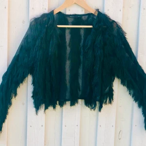 First and I, festlig cardigan, svart  - Toppenskick, använd en gång på fest. Inköpt på Vila för 3 år sedan. 