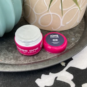 Uv gel färger - Uv gel färger från Base One. Den på första bilden är inte ens öppnad då jag råka beställa två likadana. Den på andra bilden är använd en gång med rena penslar. 60kr styck eller båda för 100. Gratis frakt📦💓