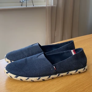 Hilfiger Denim espadrillos - Säljer ett par Tommy Hilfiger espadrillos i en mörkblå färg som är i mycket bra skick! Använd väldigt få gånger. 