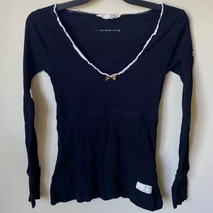 Odd Molly topp - Svart topp från Odd Molly. Bra skick då den knappt är använd! Storlek 0 vilket passar en person som normalt sätt bär XS. Köpt för 400kr men säljs för 50kr.