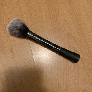 Rougeborste - Real techniques  - Sminkborste från Real techniques. Superbra säljer pga jag redan har en likadan.