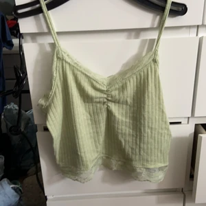 Mintgrönt linne i storlek M - Ett jättefint linne från new yorker med spetts. Linnet är välanvänd men i fint skick!🤍🤍🤍