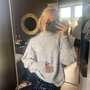 Grå stickad tröja  - En grå stickad tröja från Gina i storlek Xs-S. Säljer då den inte kommer till användning. Den är i bra skick. Skicka om ni vill ha flerbilder eller om ni undrar något💕🤍