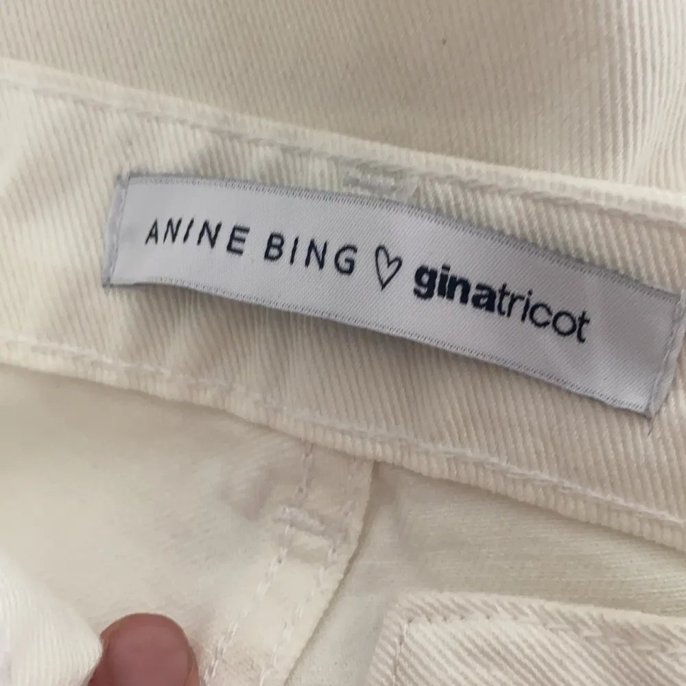 Vita jeans från Anine Bings kollektion med Gina Tricot, aldrig använda och lappen sitter kvar!. Jeans & Byxor.