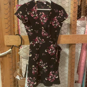 Blommig klänning aldrig använd - Perfekt skick storlek 34/XS