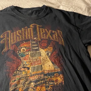 T-shirt  - Säljer denna jättecoola Austin Texas T-shirten, som är köpt second hand!! Det framgår inte vilken storlek, men skulle säga att den passar som en S/M, beroende på hur man vill att den ska sitta<33 (har två små hål på framsidan)