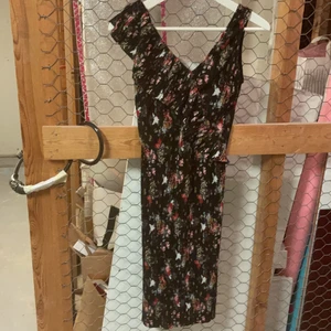Klänning blommig  - Storlek S passar även xs nyskick superfin. Priser kan diskuteras i mina annonser- jag säljer billigt för att jag vill att alla ska ha råd att köpa:)