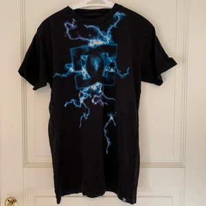 DC T-shirt stl S (stor i storleken)  - DC T-shirt stl S men passar nog XS-L. Endast använd en gång. Möts upp i Stockholm och tar bara emot kontanter💕☺️