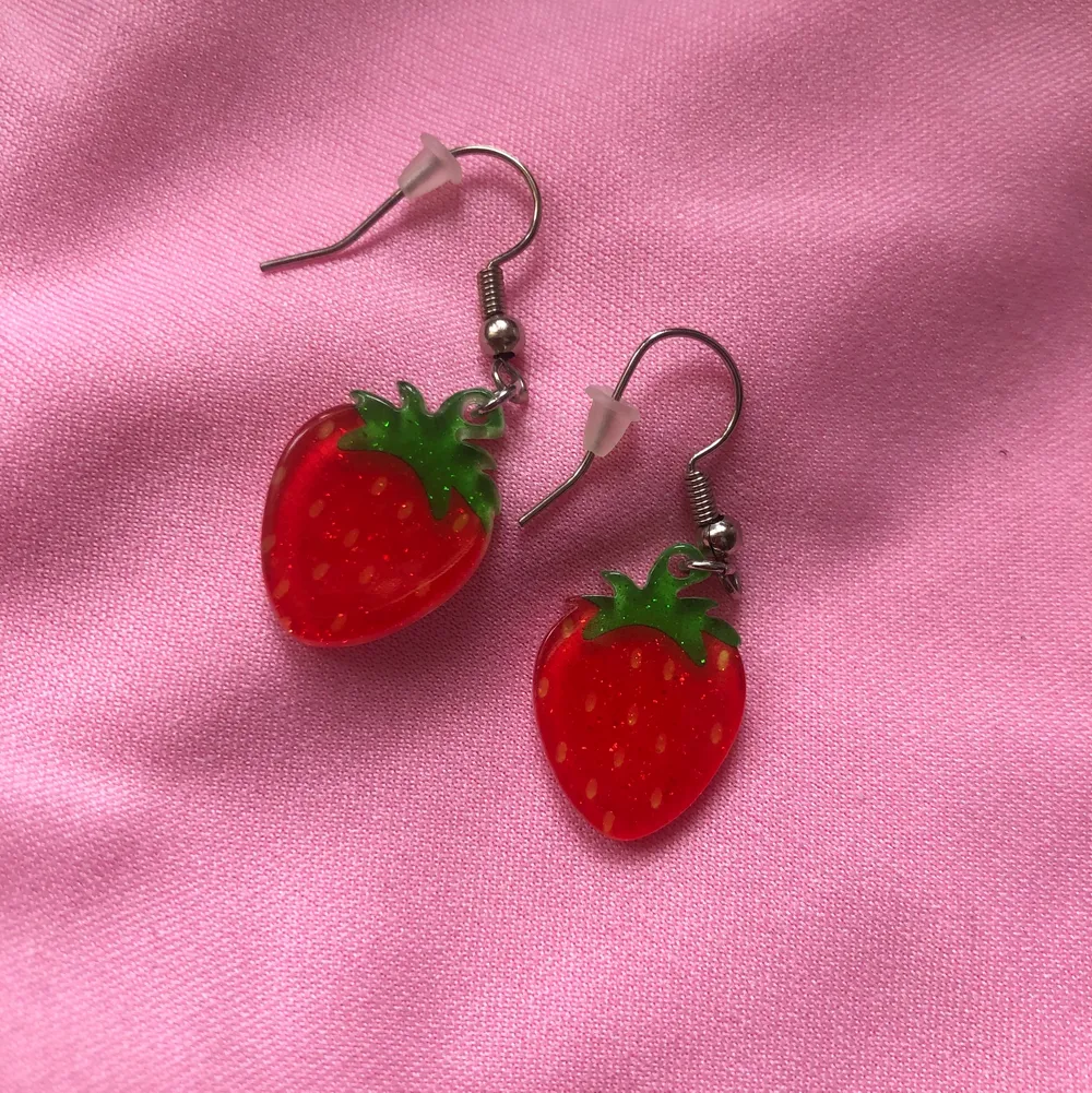 As söta jordgubbs örhängen köpta på kawaii store för några år sen. Accessoarer.