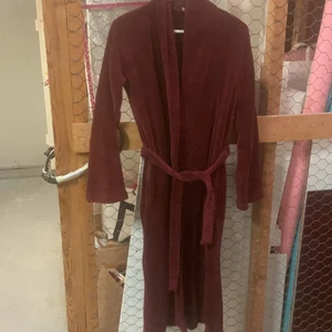Vinröd morgonrock aldrig använd - För stor för mig. XS men passar någon över 165cm lång. Åhléns 
