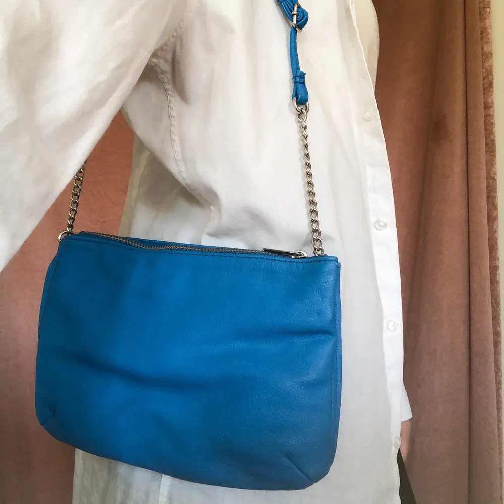 En blå väska köpt secondhand! I väldigt fint skick! 🤎 Köpare betalar frakt ✨. Väskor.