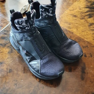 Åkta Puma skor - En åkta Puma skor som är I mycket bra skick och passar till båda kön. Skorna kan vara användas när som hälst och matcherar till allt. Passar 40_41