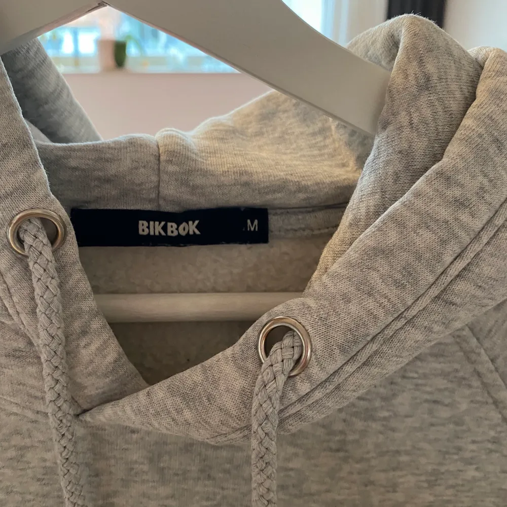 Säljer min ljusgrå hoodie från bikbok i stl M, passar både stl S och M. Säljer för att den är för liten och inte kommer till användning! . Hoodies.