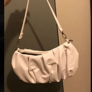 Väska - Säljer min handväska från shein, den är perfekt storlek som får plats med allt möjligt verkligen. 