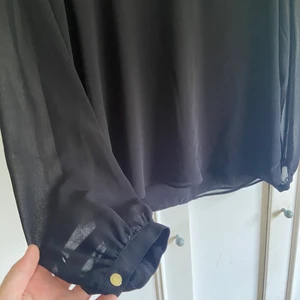 Calvin Klein Blus - Köpt i USA! Hittar ej storlek men skulle gissa på en S / liten M💕 Väldigt fin men tyvärr för liten… FRAKT INGÅR I PRISET